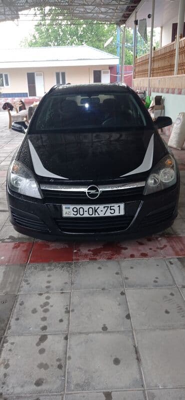 опель зафира а: Qara rəngdə olan Opel Astra universal avtomobili. Avtomobilin ön — 1