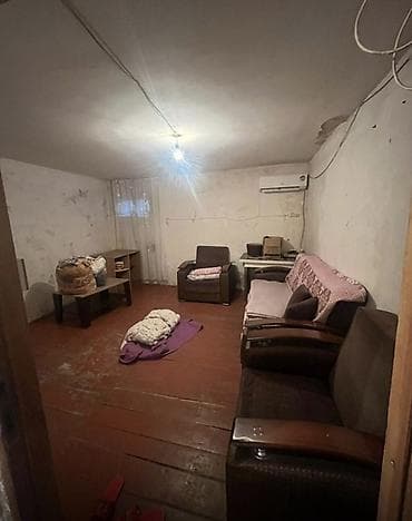 Qarajlar: Satılır: 1 otaqlı zirzəmi tipli sahə Xüsusiyyətlər: - Tek otaqlı — 2