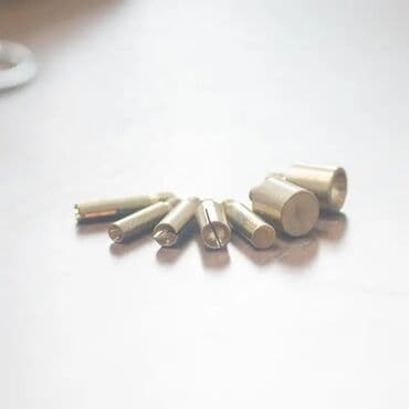 kukla aparati: Muncuq yapişdiran aparat naxış aparati içərisində 6 ədəd başlıq var — 4