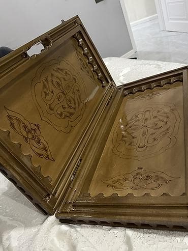 nərd oyunu: Əl oyma naxışlarla bəzədilmiş taxta nərd-taxta (backgammon) dəsti. - — 2