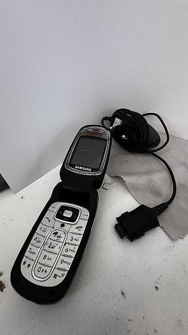 Samsung < 2 GB Memory Capacity, rəng - Qara, Qırıq, Düyməli