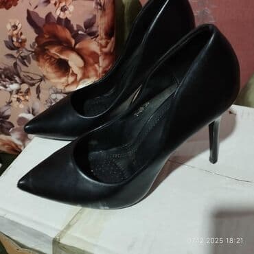 ayaggabı: Qadın ayaqqabıları – 3 fərqli model - Qırmızı tufli: iti burun, nazik — 2