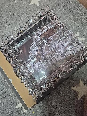 Şüşə bölməli servis qabı Karacadan alınıbkarobkadındadı. - — 1