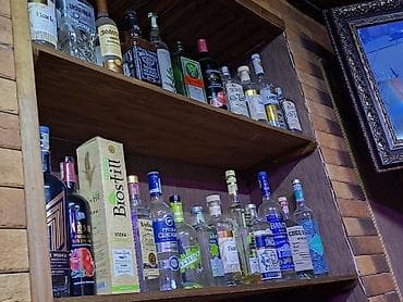 Neftçilər metrosu yaxınlığında (Nazlı Saray tərəf) yerləşən pub-a işçi — 4
