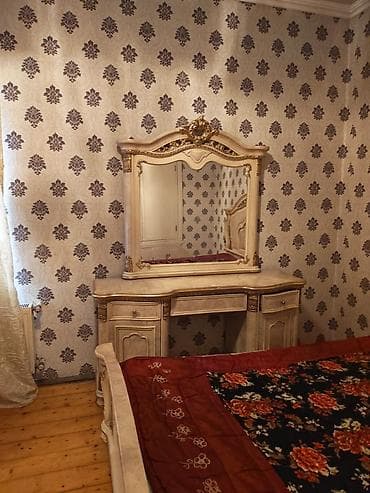 Mebel: Klassik üslubda yatacaq otağı dəsti Tərkibi: - İri 5 qapılı dolab — 4