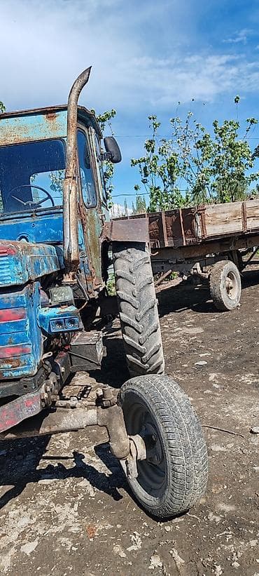 Kənd təsərrüfatı üçün sovet istehsalı təkərli traktor və qoşqu