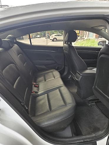 lider disk: Hyundai Elantra sedan – ağ rəng, Azərbaycan nömrə nişanı. Şəhər və — 7