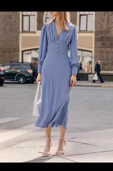 Digər qadın geyimləri: Zərif mavi rəngdə midi paltar - Model: V-yaxa, ön hissədə yüngül — 2