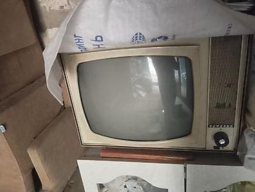 Retro katod‑şüalı borulu (CRT) televizor - Korpus: krem rəngli