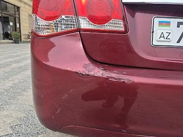 arxa baqaj: Chevrolet Cruze sedan - Kuzov: 4 qapılı sedan, tünd bordo rəng - — 9