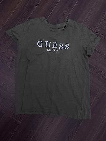 şort: GUESS T‑shirt - Brend: GUESS (EST. 1981 loqolu ön prinт) - Rəng — 1