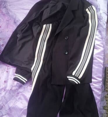 Qara idman üslublu iki hissəli dəst: - Üst: düyməli, uzunqol gödəkcə;