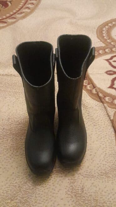 Qara rəngli botlar - Material: suya davamlı sintetik dəri effektli