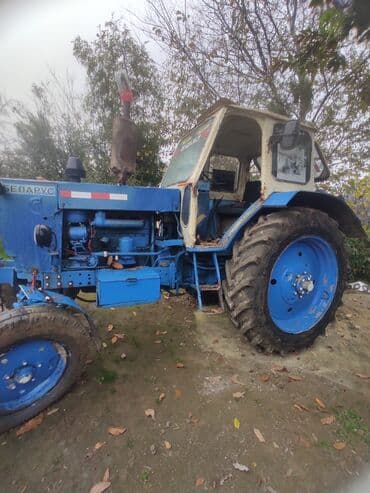 t 40 traktor satilir: Belarus MTZ traktoru - Rəng: mavi/ağ kabinalı - Kabinli, yan güzgülər — 2