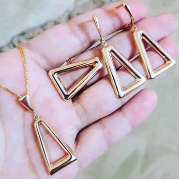 sirqalar qizil: Dəstə daxildir: Üzük, Sırğa, Kulon, Sarı qızıl, 585 Əyar, 803 g — 2