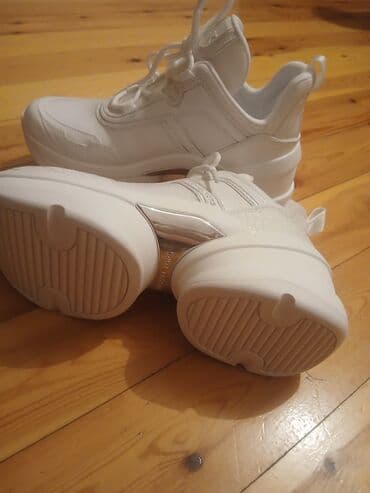 чехлы самсунг j3: Michael Kors brendinin ağ rəngli qadın krosu. Bu kros gündəlik geyim — 2