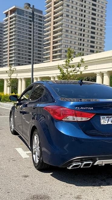 ikinci el tekerler: Hyundai Elantra, mavi rəngdə sedan. Xüsusiyyətlər: - Kuzov: sedan — 7