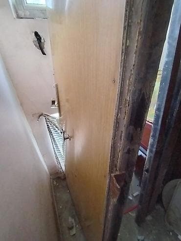 padval qapısı: Ağ rəngdə qapı, üzərində qızılı rəngdə qulp mövcuddur. Qapı müxtəlif — 3