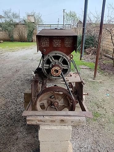 Sənaye tipli köhnə modellı elektrik mühərriki və kasnaklı ötürücü lalafo.az -da Sənaye tipli köhnə modellı elektrik mühərriki və kasnaklı ötürücü