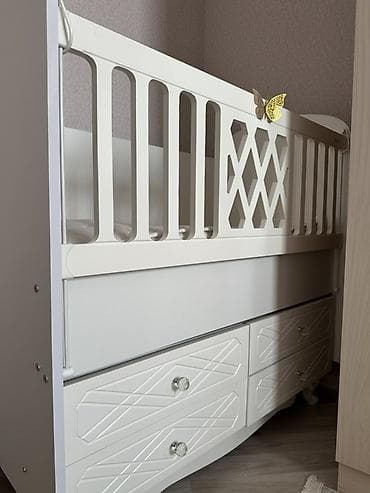 ad gunu stolu: Oğlan və qız üçün, Dördbucaq, Beşik, Yellənmə mexanizmsiz — 3