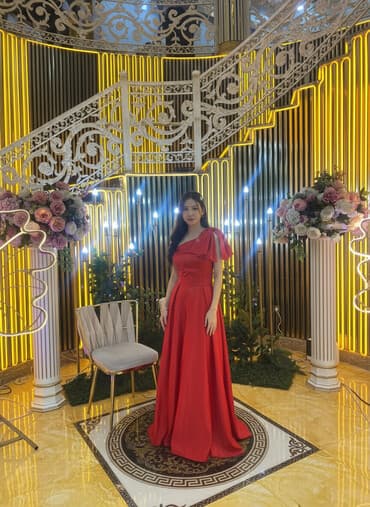 dəbli donlar: Ziyafət tədbirləri üçün ideal olan qırmızı rəngdə, uzun, asimmetrik — 1