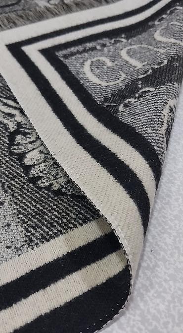 hicab paltar: Gucci Qadın şərfi – boz-qara tonlarda, monoxrom dizayn. - Üzərində GG — 7