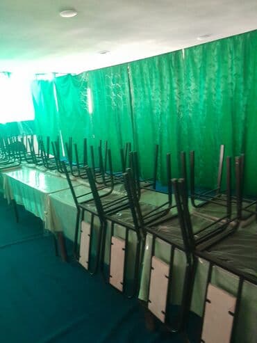 Metal çərçivəyə malik yemək stulu. Stulun oturacaq və arxası yumşaq