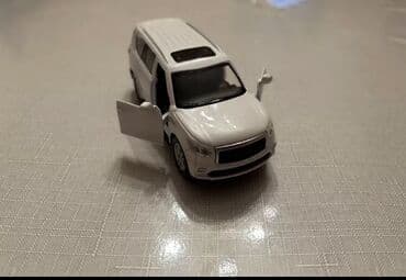 truba: Mercedes‑Benz C‑Class (sedan), ağ rəng. Xüsusiyyətlər: - Kuzov: 4 — 10