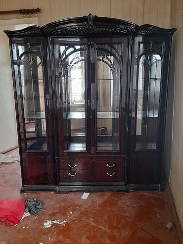 Klassik üslubda vitrinli bufet - Material: tünd rəngli ağac karkas