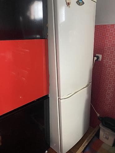 Ağ rəngli iki qapılı soyuducu - Üst hissədə dondurucu, aşağı hissədə