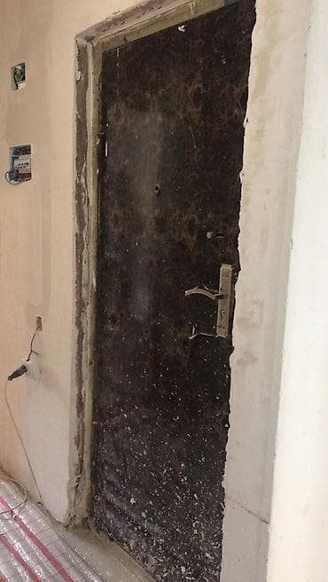 ikinci el demir qapilar: Bina evindən çıxarılmış köhnə metal çöl qapısı satılır. Ölçü: 90×200 — 2
