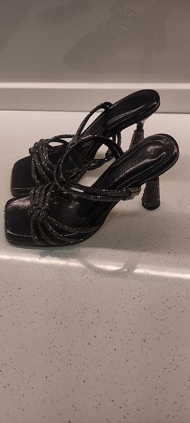 Qara rəngli qadın sandaleti – daşlı, kvadrat burunlu, nazik qayışlı - — 2