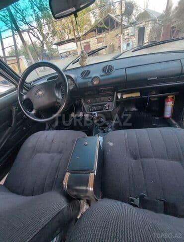 07 maşınlar: Ağ rəngli VAZ-2106 avtomobili. Avtomobilin dörd dairəvi fənəri, qara — 6