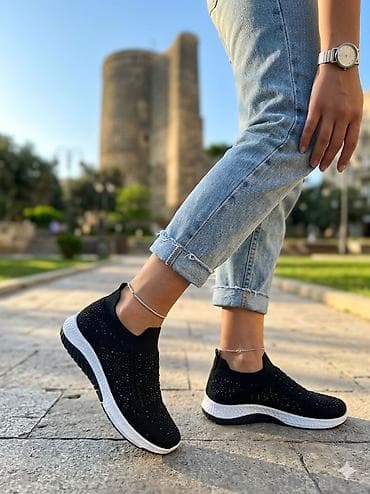 Qadınlar üçün slip-on idman ayaqqabısı - Rəng: qara - Üst material