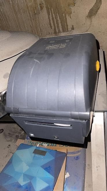 Zebra.Bu, məhsullar, bağlamalar və ya digər əşyalar üçün etiketlər çap — 1