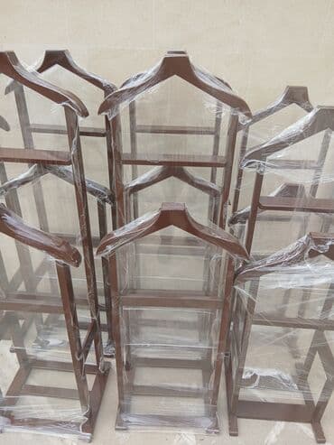 вешалки напольные для одежды деревянные дорогие: Bu, paltarların səliqəli saxlanması üçün nəzərdə tutulmuş taxta — 2