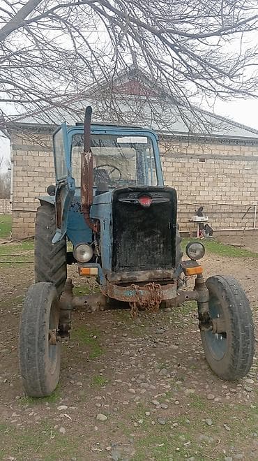 Minsk MTZ-80 traktor - Rəng: göy - Kabinli, geniş görünüşlü ön şüşə