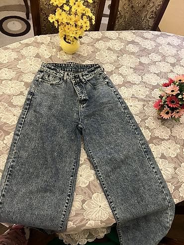 Джинсы: Yüksək belli düz kəsim (straight/relaxed fit) cins şalvar. 28 razmer — 2