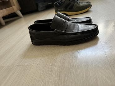 qara rəng: Klassik qara loafer ayaqqabı cütü - Model: Penny loafer (üst hissədə — 2