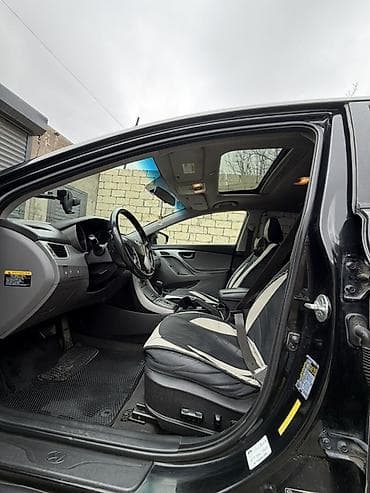 kia optima 2021: Hyundai Elantra – qara sedandır. Xüsusiyyətlər: - Kuzov: sedan, qara — 4