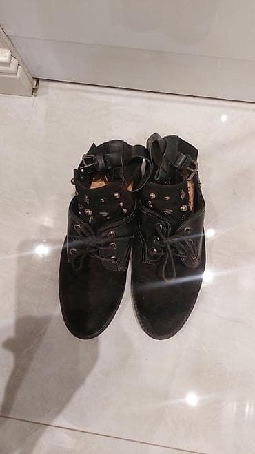 çəkməcə: Qara qadın çəkmələri – boğazdan kəmərli və metal pərçim detallı - — 3