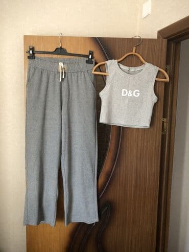 Toy paltarları və aksesuarları: Boz rəngdə iki hissəli idman dəsti - Üst: qolsuz, qısa top, ön — 1