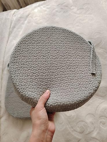 sufre dekoru: Cəmi 5 ədəd stul yastığı. 2 kvadrat formada, 3 u isə yumru. Qiymət — 3
