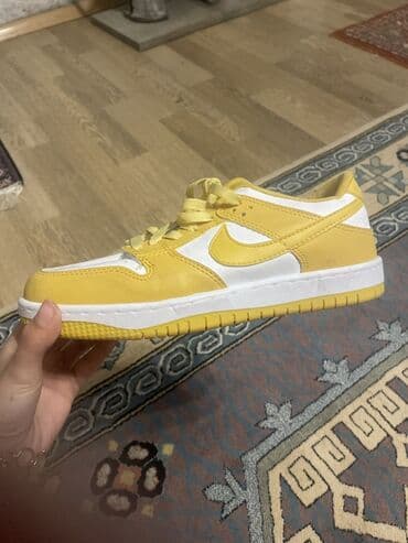 new balance 574 qadın krossovkaları: Nike idman ayaqqabısı – sarı/ağ rəng kombinində, low-top model — 2