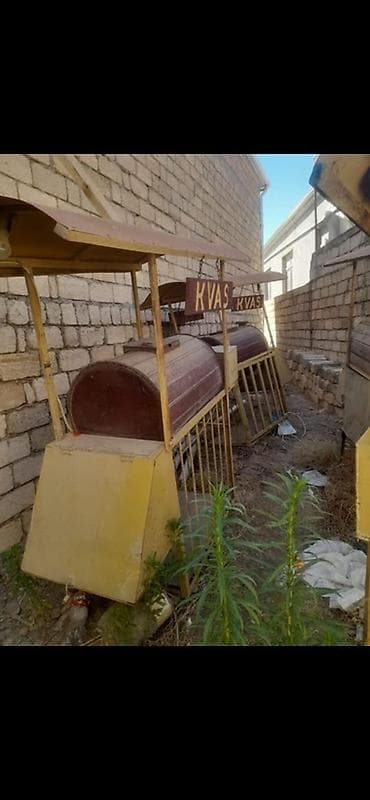 quru vitrin: KVAS satış köşkü – mobil çənli kiosk - İçərisində silindrik metal çən — 2