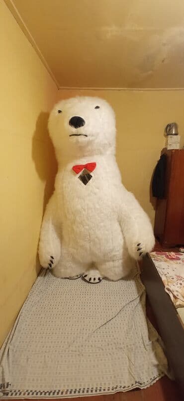 uşaq üçün yelencek: Yumşaq ağ materialdan hazırlanmış iri, doldurulmuş ağ ayı. Heyvanın — 2