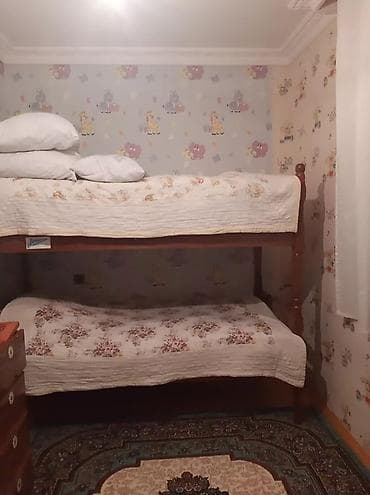 goycayda evler: - Geniş, daşla döşənmiş həyət: yaşıl ağaclar, gül kolları, hasarlı — 10