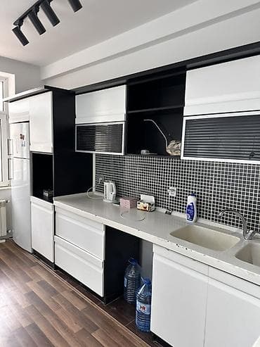 kuxna: Modern bucaq tipli mətbəx mebeli – ağ/qara dizayn. Razilaşma — 4