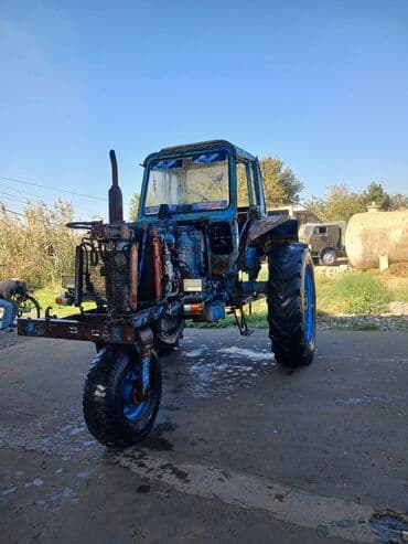 Traktor (MTZ tipli) - Güclü dizel mühərriki, önə qaldırılmış egzoz