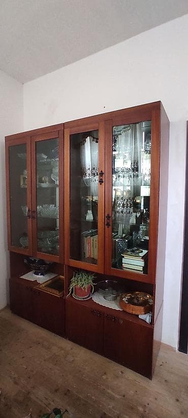 Taxta vitrinalı şkaf-bufet - Material: ağac karkas, ön hissə şüşə